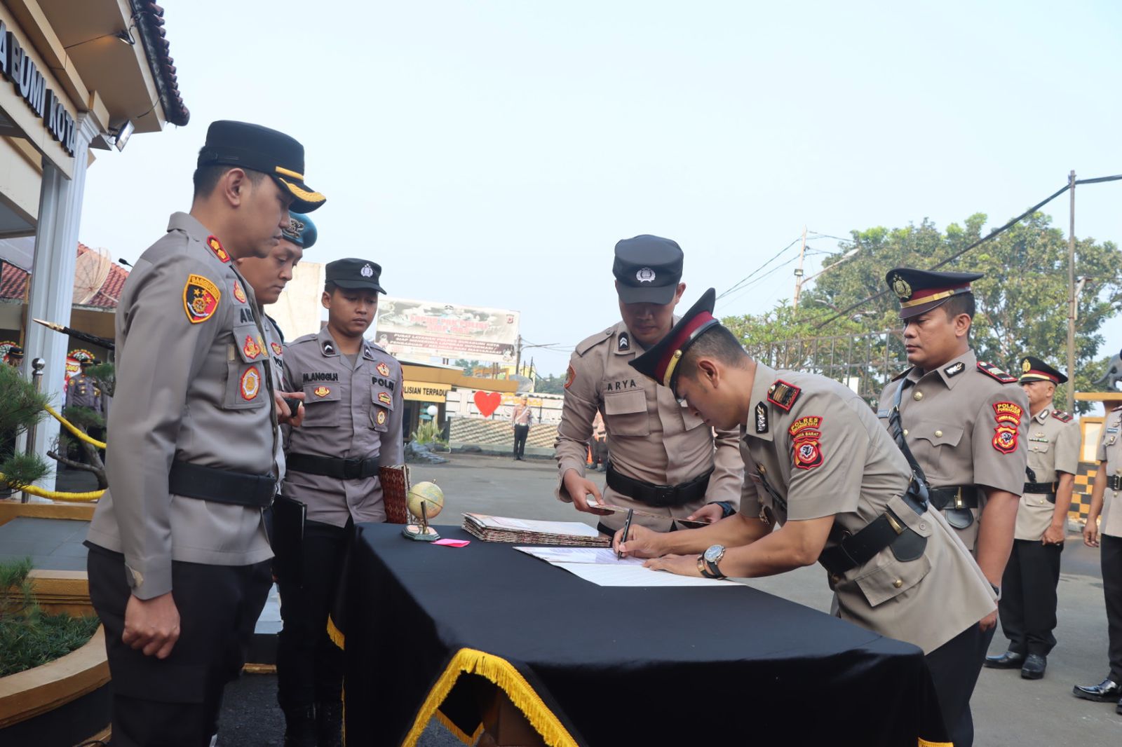 Kapolres Sukabumi Kota AKBP Ari Setyawan (kiri) saat menyaksikan prosesi serah terima jabatan. Dok Humas Polres Sukabumi Kota.