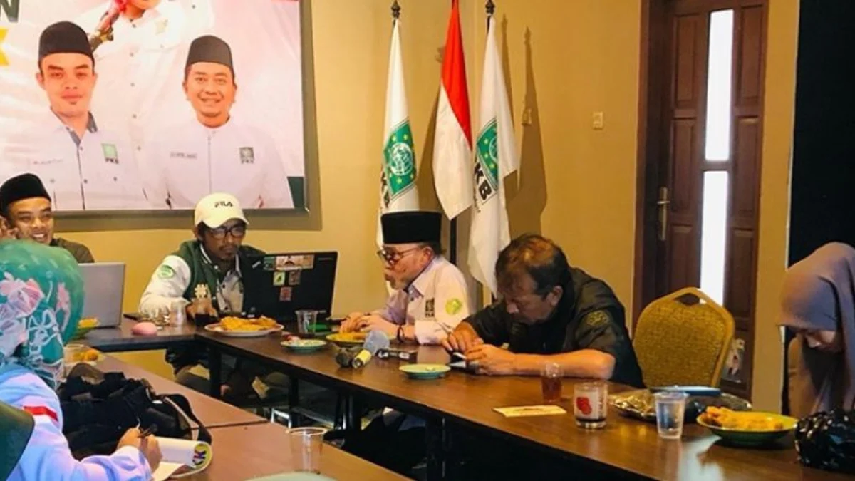 Ketua DPC PKB KBB Asep Dedi saat memimpin rapat internal partai di Kantor DPC PKB, Kecamatan Ngamprah. Dok DPC PKB KBB