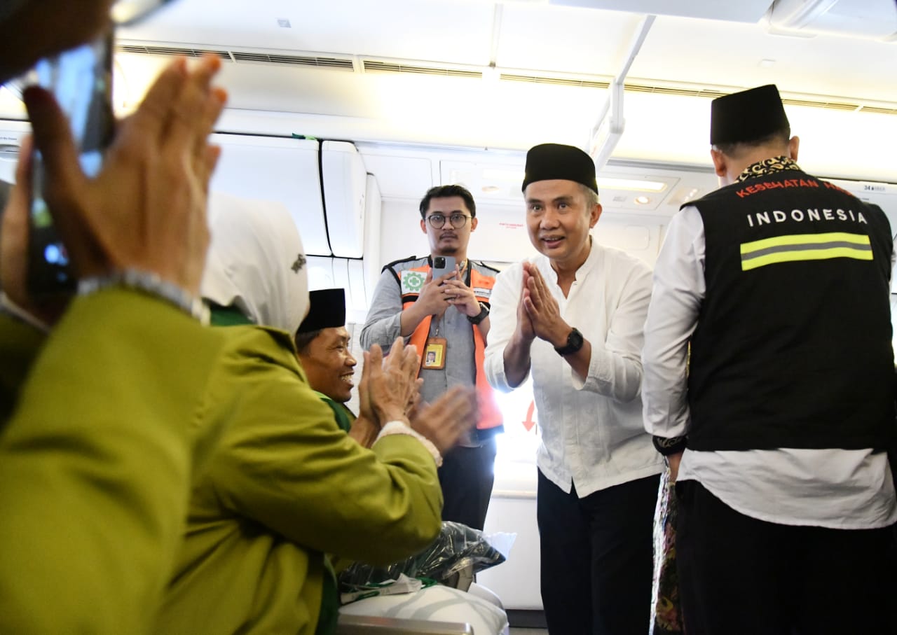 Bey Machmudin Lepas Keberangkatan Jemaah Haji dari Bandara Kertajati (Foto: Yogi Prayoga Dokpim Jabar)