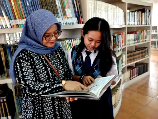 Charissa (kanan) bersama Kepala SMP Taruna Bakti Detty Nurwendah saat ditemui di Perpustakaan, Senin (13/5)