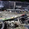 Ist. Kondisi bangkai bus dan motor yang terlibat kecelakaan di Desa Palasari, Kecamatan Ciater, Kabupaten Subang, Jawa Barat, Sabtu (11/5). (Antara)