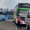 Petugas Dishub KBB saat melakukan uji kelaiakan kendaraan Bus Pariwisata di Cikole Lembang. Dok Dishub KBB