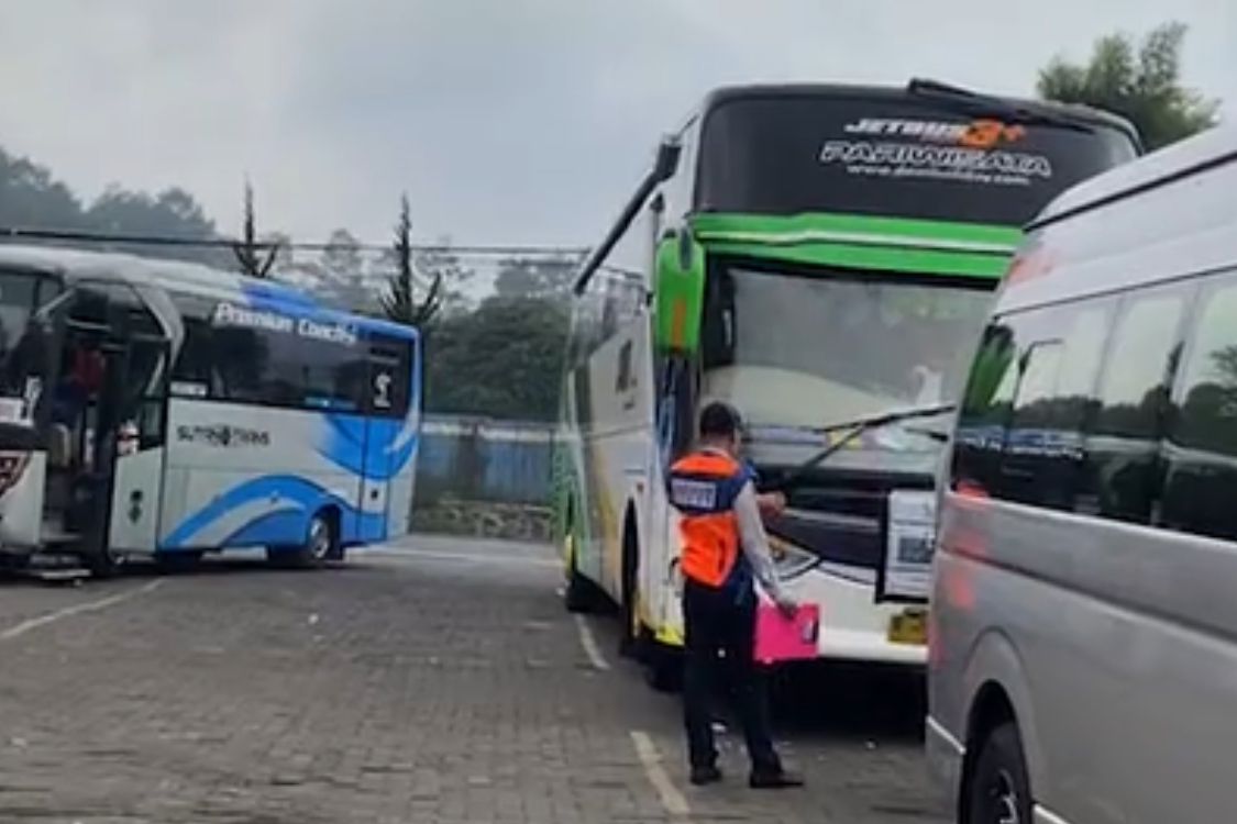 Petugas Dishub KBB saat melakukan uji kelaiakan kendaraan Bus Pariwisata di Cikole Lembang. Dok Dishub KBB