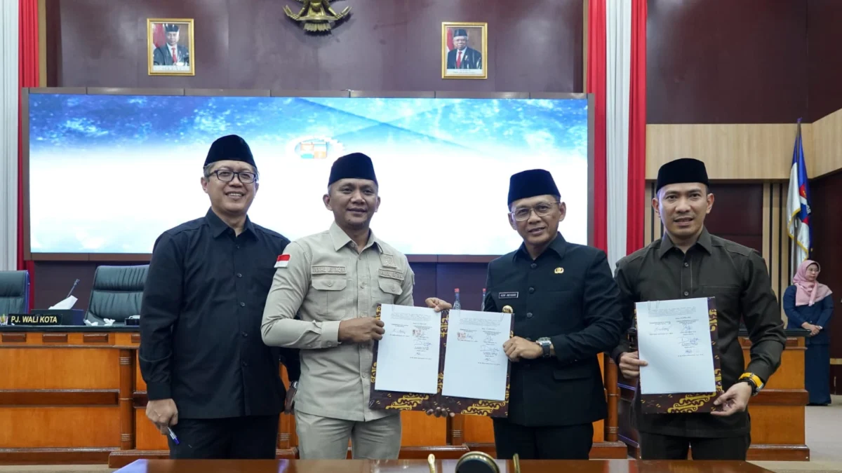 Jajaran pimpinan DPRD Kota Bogor dan Pj Wali Kota Bogor, Hery Antasari usai melaksanakan Rapat Paripurna LKPJ. (Foto: Humoris DPRD Kota Bogor)
