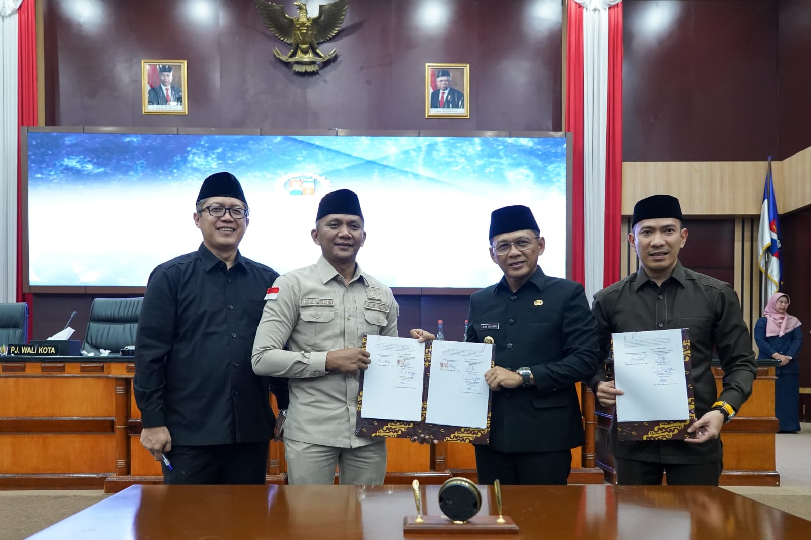 Jajaran pimpinan DPRD Kota Bogor dan Pj Wali Kota Bogor, Hery Antasari usai melaksanakan Rapat Paripurna LKPJ. (Foto: Humoris DPRD Kota Bogor)