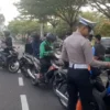 Polisi dan petugas dari P3DW Kota Banjar memeriksa kelengkapan dan pajak kendaraan bermotor di Jalan Didi Kartasasmita Kota Banjar, Selasa 14 Mei 2024. (Cecep Herdi/Jabar Ekspres)
