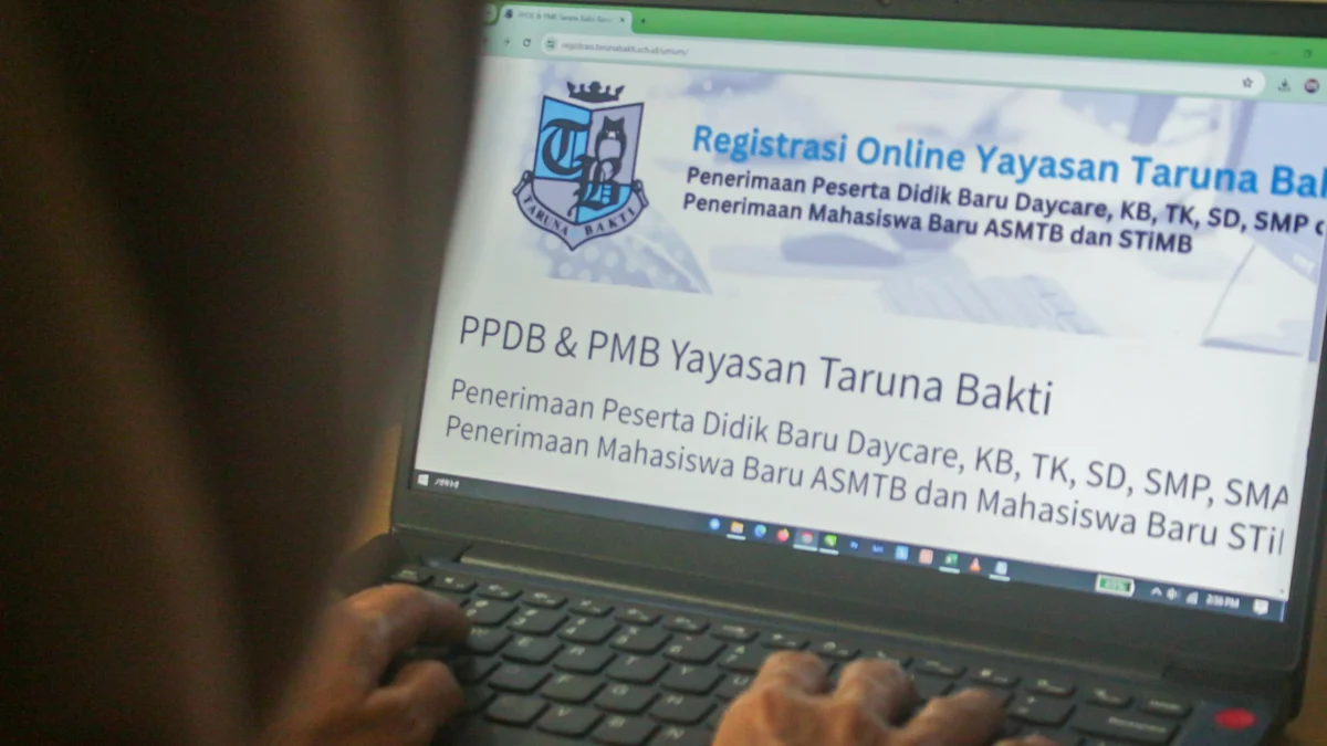 Ilustrasi: Masyarakat mengakses laman Registrasi Onlime PPDB & PMB Yayasan Taruna Bakti, Selasa(14/5). (Pandu Muslim/Jabar Ekspres)