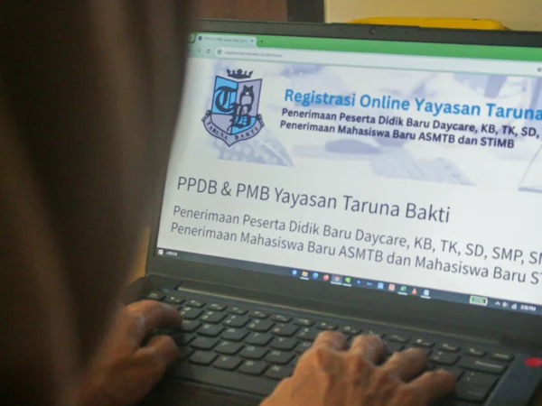 Ilustrasi: Masyarakat mengakses laman Registrasi Onlime PPDB & PMB Yayasan Taruna Bakti, Selasa(14/5). (Pandu Muslim/Jabar Ekspres)