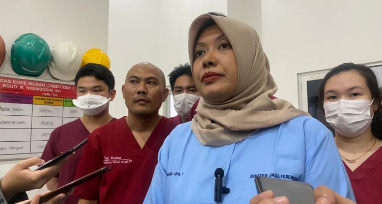 Dqokter forensik RSUD R. Syamsudin SH (Bunut), dr. Nurul Aida Fathia, saat diwawancarai awak media. Riki Achmad/Jabar Ekspres