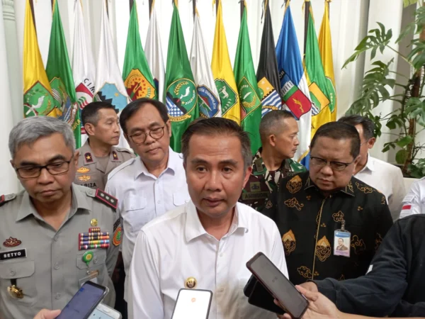 Dok. Pj Gubernur Jabar, Bey Triadi Machmudin (tengah). Foto. Sandi Nugraha.