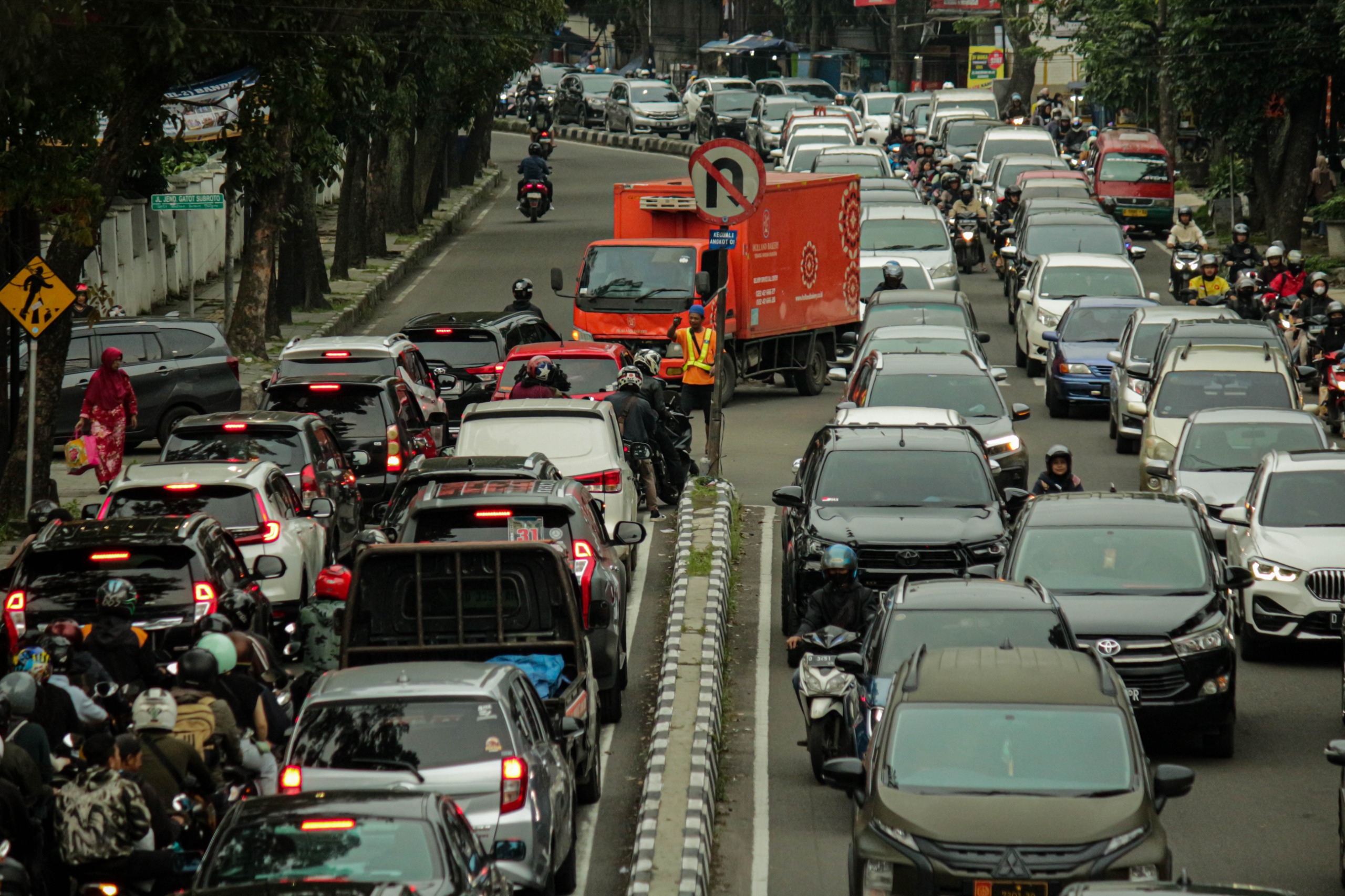 Ilustrasi: Kepadaran arus kendaraan di ruas Jalan Gatot Subroto, Kota Bandung. (Pandu Muslim/Jabar Ekspres)