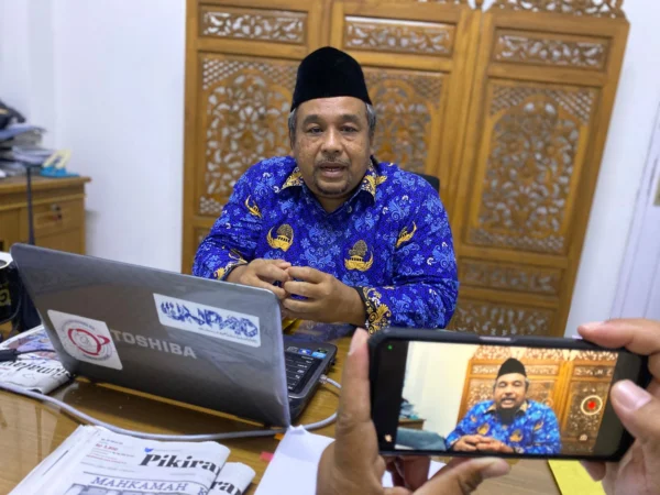 Wadir Umum dan Keuangan RSUD Banjar Ajat SKM MM saat diwawancara di ruang kerjanya, Jumat 17 Mei 2024. (Cecep Herdi/Jabar Ekspres)