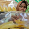 Pelaku UMKM di Jabar sedang mengemas produk pisang olahannya.(Pandu Muslim)