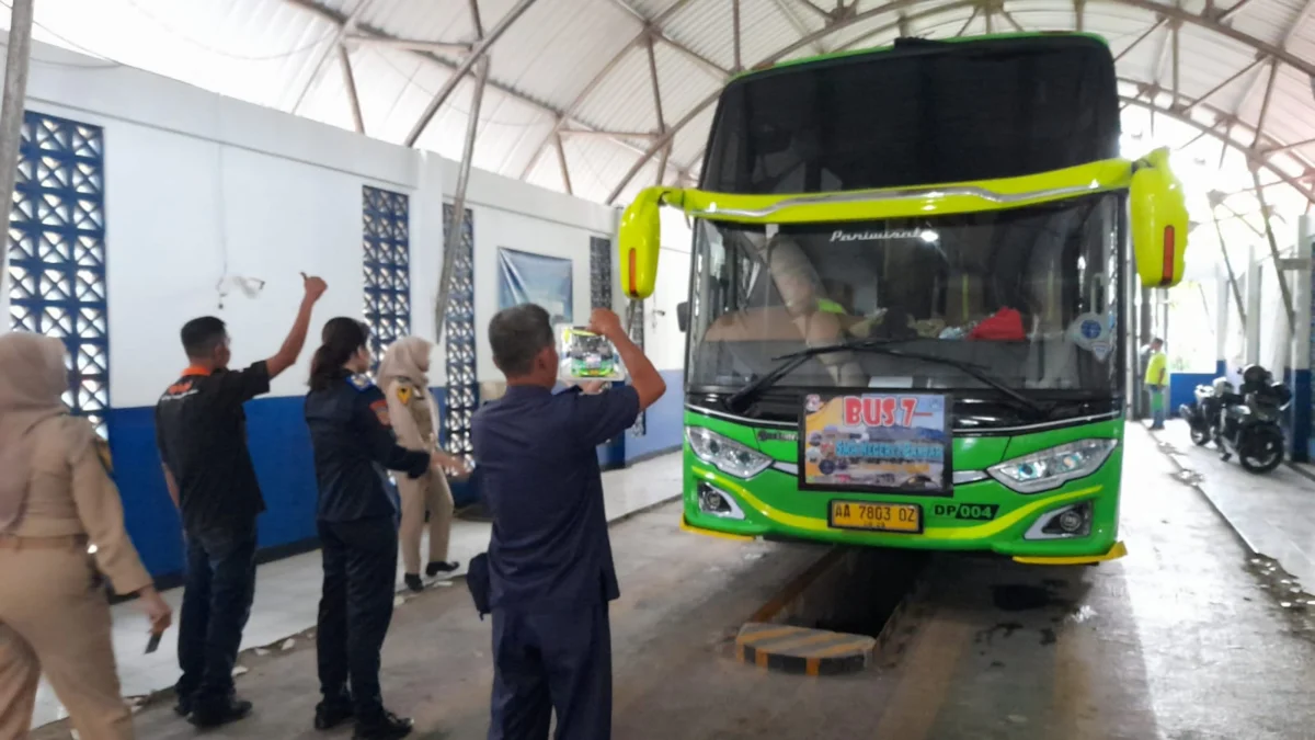 Salah satu bus rombongan study tour SMAN 1 Banjar melakukan ramcek di Dishub Banjar, Minggu 19 Mei 2024. (istimewa)