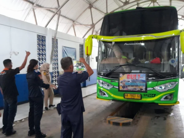 Salah satu bus rombongan study tour SMAN 1 Banjar melakukan ramcek di Dishub Banjar, Minggu 19 Mei 2024. (istimewa)