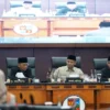 Wakil Ketua I DPRD Kota Bogor, Kenal Muttaqin mengetuk palu dalam rapat paripurna. (Foto: Humpro DPRD Kota Bogor)
