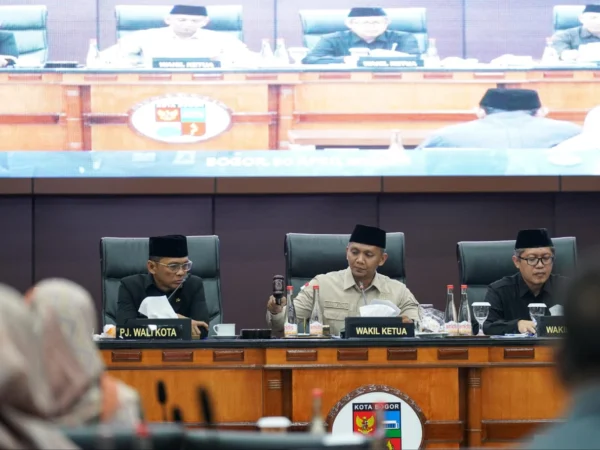 Wakil Ketua I DPRD Kota Bogor, Kenal Muttaqin mengetuk palu dalam rapat paripurna. (Foto: Humpro DPRD Kota Bogor)