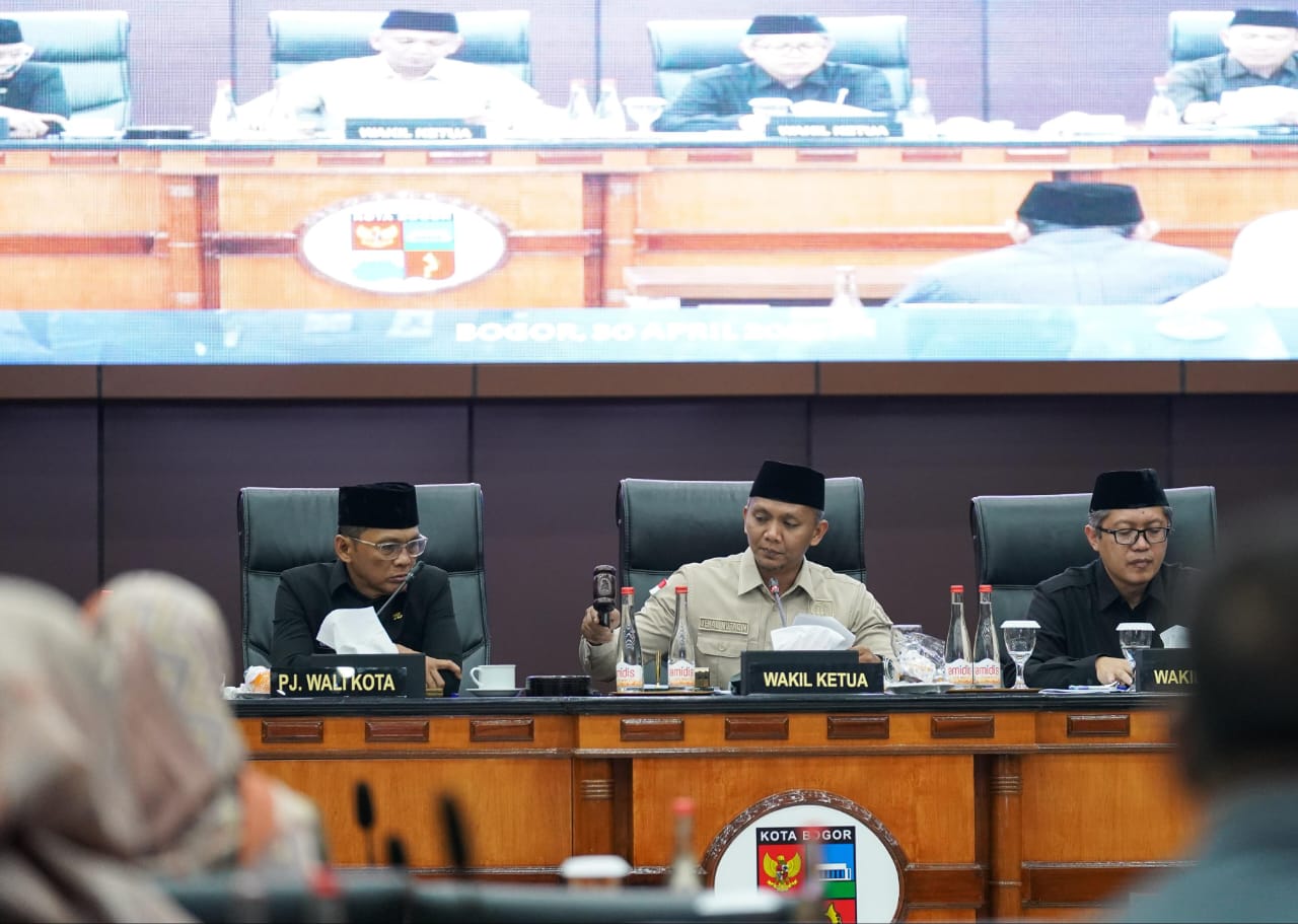 Wakil Ketua I DPRD Kota Bogor, Kenal Muttaqin mengetuk palu dalam rapat paripurna. (Foto: Humpro DPRD Kota Bogor)