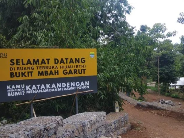 Titik masuk menuju ruang terbuka hijau di Bukit Mbah Garut, Kecamatan Cibiru, Kota Bandung.