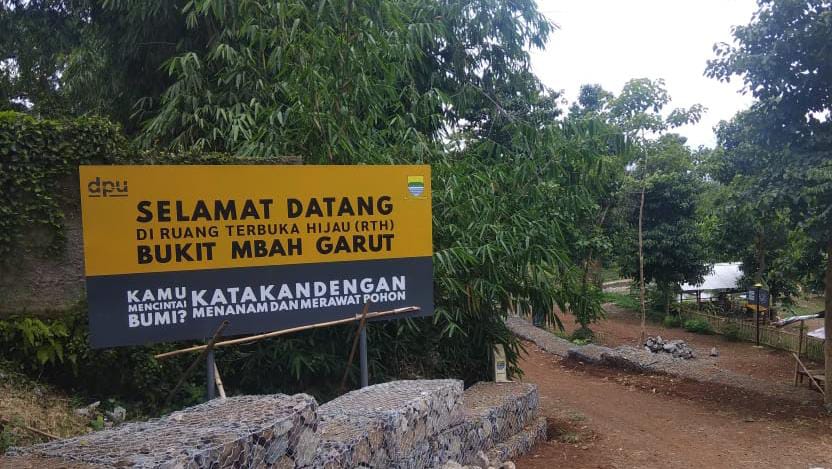 Titik masuk menuju ruang terbuka hijau di Bukit Mbah Garut, Kecamatan Cibiru, Kota Bandung.