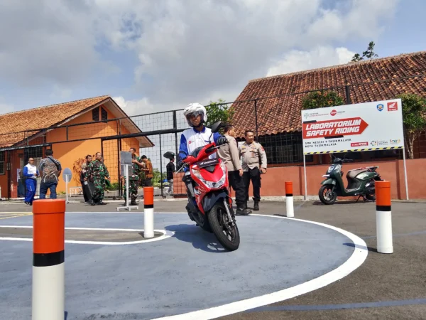 Doc. Test Ride di Safety Riding Astra Honda Motor di SMKN 4 Tasikmalaya (Mong)