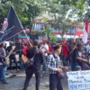Aksi Kelompok Pengamen Jalan (KPJ) Kota Bandung tengah melakukan unjuk rasa di depan Gedung DPRD Kota Bandung, pada Senin (20/5).