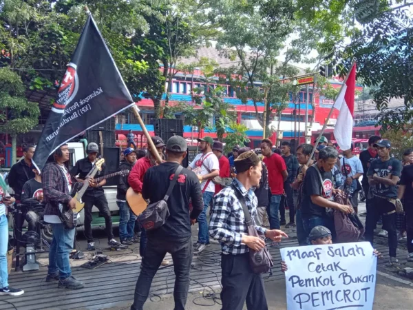 Aksi Kelompok Pengamen Jalan (KPJ) Kota Bandung tengah melakukan unjuk rasa di depan Gedung DPRD Kota Bandung, pada Senin (20/5).