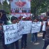 Aksi Kelompok Pengamen Jalan (KPJ) Kota Bandung tengah melakukan unjuk rasa di depan Gedung DPRD Kota Bandung, pada Senin (20/5). (Nizar/Jabar Ekspres)