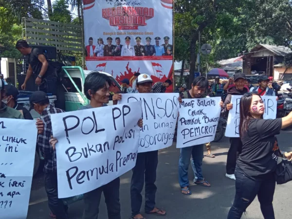 Aksi Kelompok Pengamen Jalan (KPJ) Kota Bandung tengah melakukan unjuk rasa di depan Gedung DPRD Kota Bandung, pada Senin (20/5). (Nizar/Jabar Ekspres)