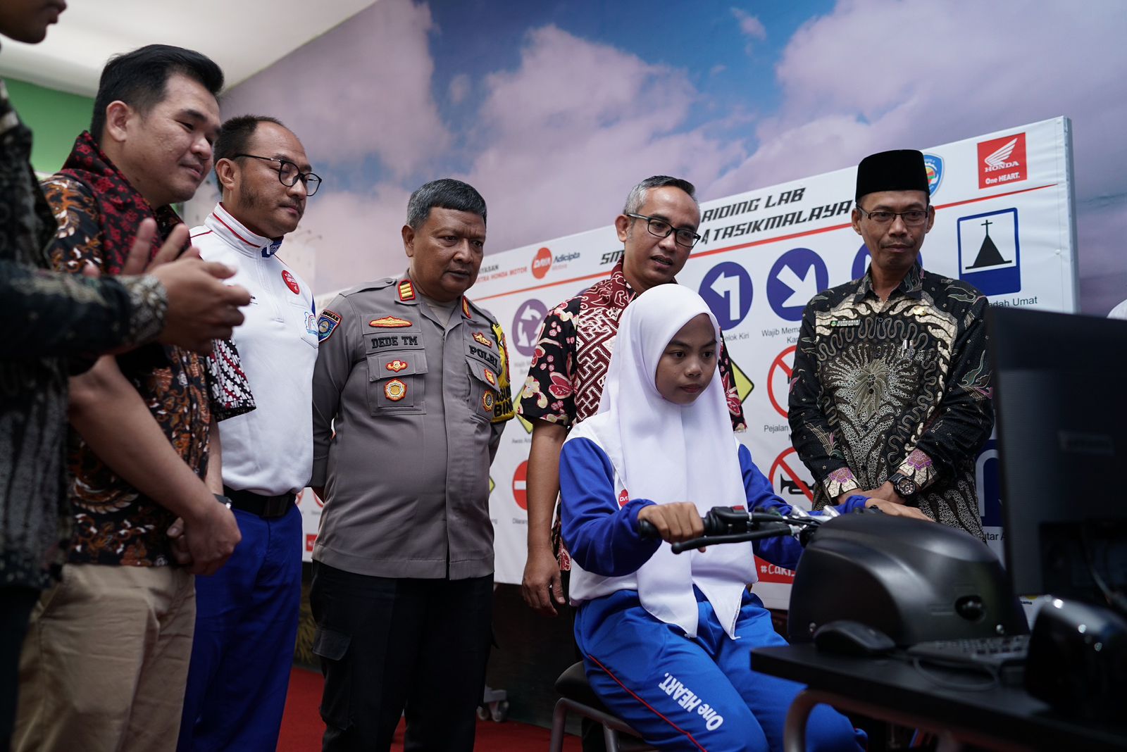 Ketua Yayasan AHM Ahmad Muhibbuddin bersama, Kepala Cabang Dinas Pendidikan Wilayah XII Provinsi Jawa Barat Dedi Suryadin, S.Pd., M.Pd., Kasat Binmas Polres Kota Tasikmalaya AKP Dede Tarmand S.H dan Chief Operating Officer PT Daya Adicipta Motora Lerri Gunawan meninjau kegiatan para siswa saat belajar berkendara menggunakan Honda Riding Trainer (HRT) dan Zona Praktik di Safety Riding Lab Astra Honda SMK Negeri 4 Tasikmalaya, Jawa Barat/ Dok. AHM