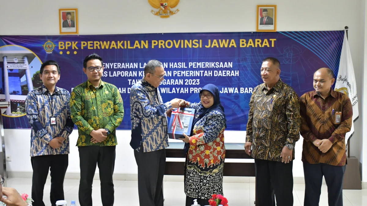 Perwakilan BPK Jawa Barat serahkan Laporan Hasil Pemeriksaan Atas Laporan Keuangan Pemerintah Kota Banjar Tahun Anggaran 2023 kepada Wali Kota Banjar