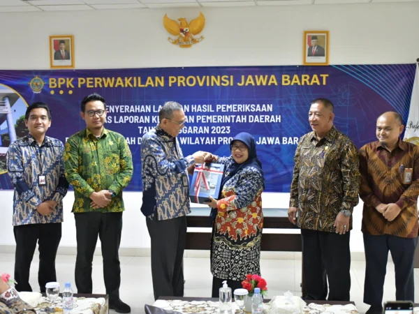 Perwakilan BPK Jawa Barat serahkan Laporan Hasil Pemeriksaan Atas Laporan Keuangan Pemerintah Kota Banjar Tahun Anggaran 2023 kepada Wali Kota Banjar