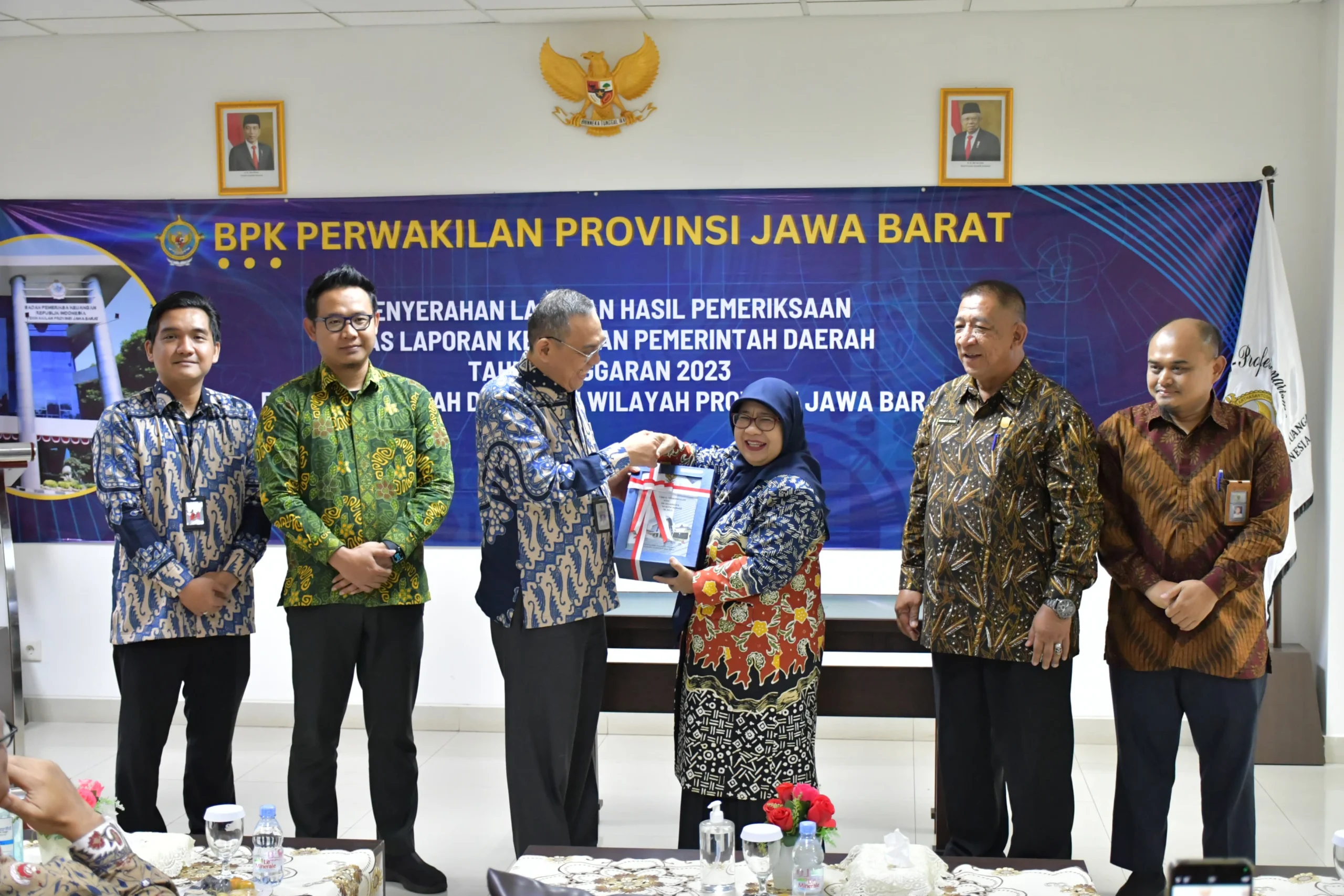 Perwakilan BPK Jawa Barat serahkan Laporan Hasil Pemeriksaan Atas Laporan Keuangan Pemerintah Kota Banjar Tahun Anggaran 2023 kepada Wali Kota Banjar