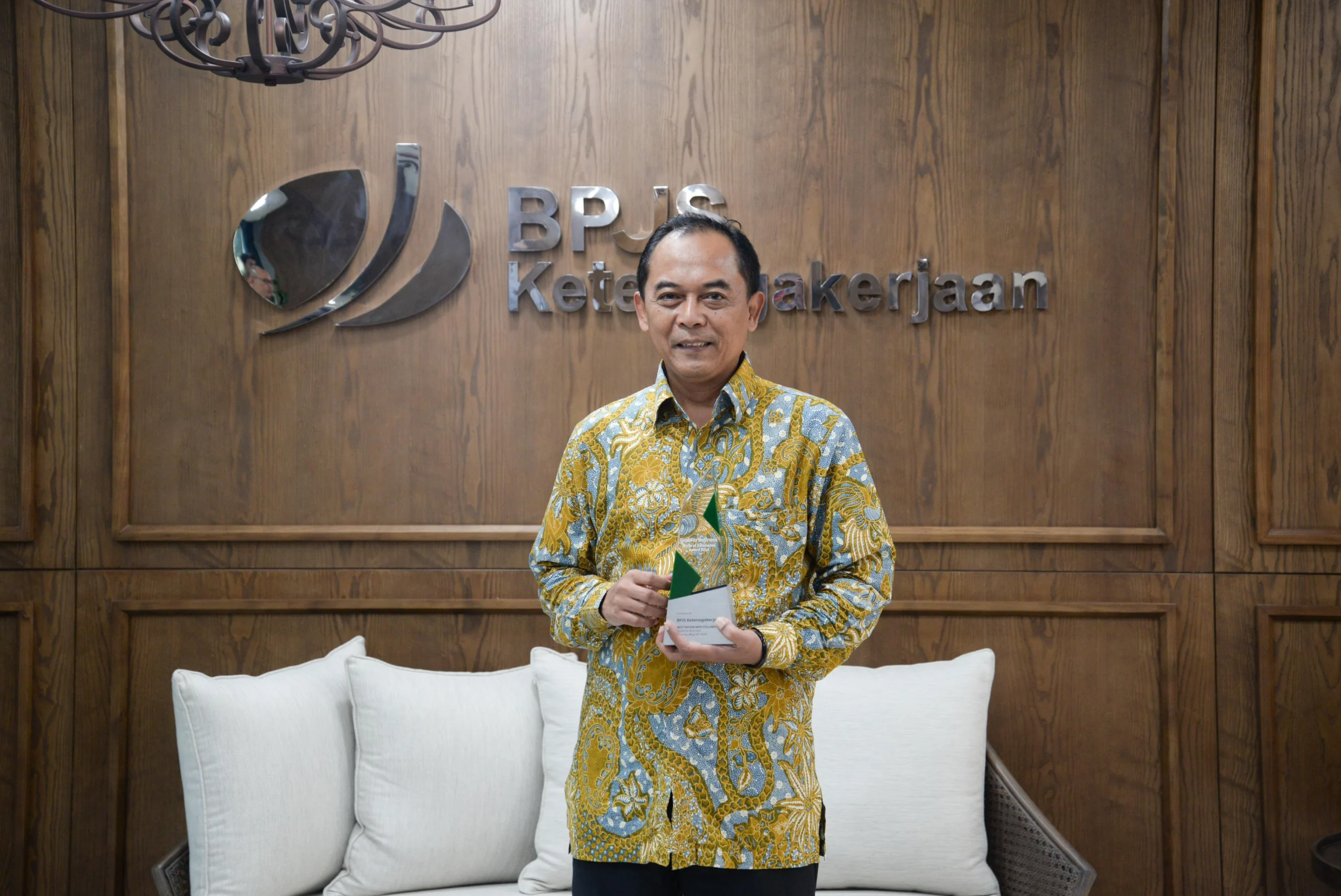 BPJS Ketenagakerjaan Terima Penghargaan Best Nation Wide Collaboration dari Grab