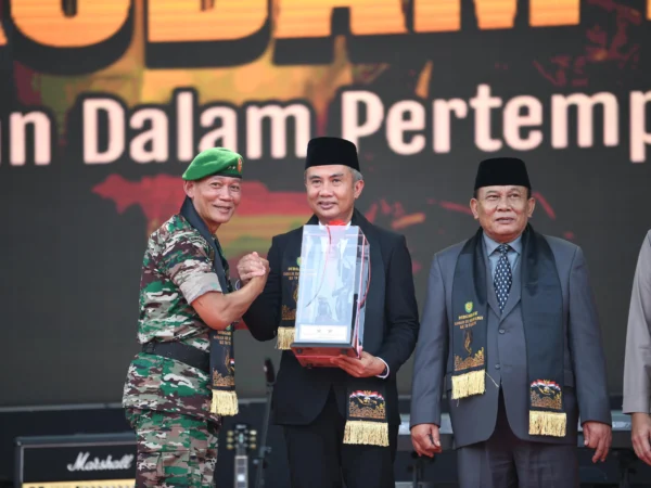 Pj Gubernur Jawa Barat Bey Machmudin menghadiri acara Syukuran HUT Ke-78 Kodam III/Siliwangi di Lapangan Upacara Makodam III/Siliwangi, Kota Bandung, Selasa (21/5/2024). (Foto: Rizal Fs/Biro Adpim Jabar)