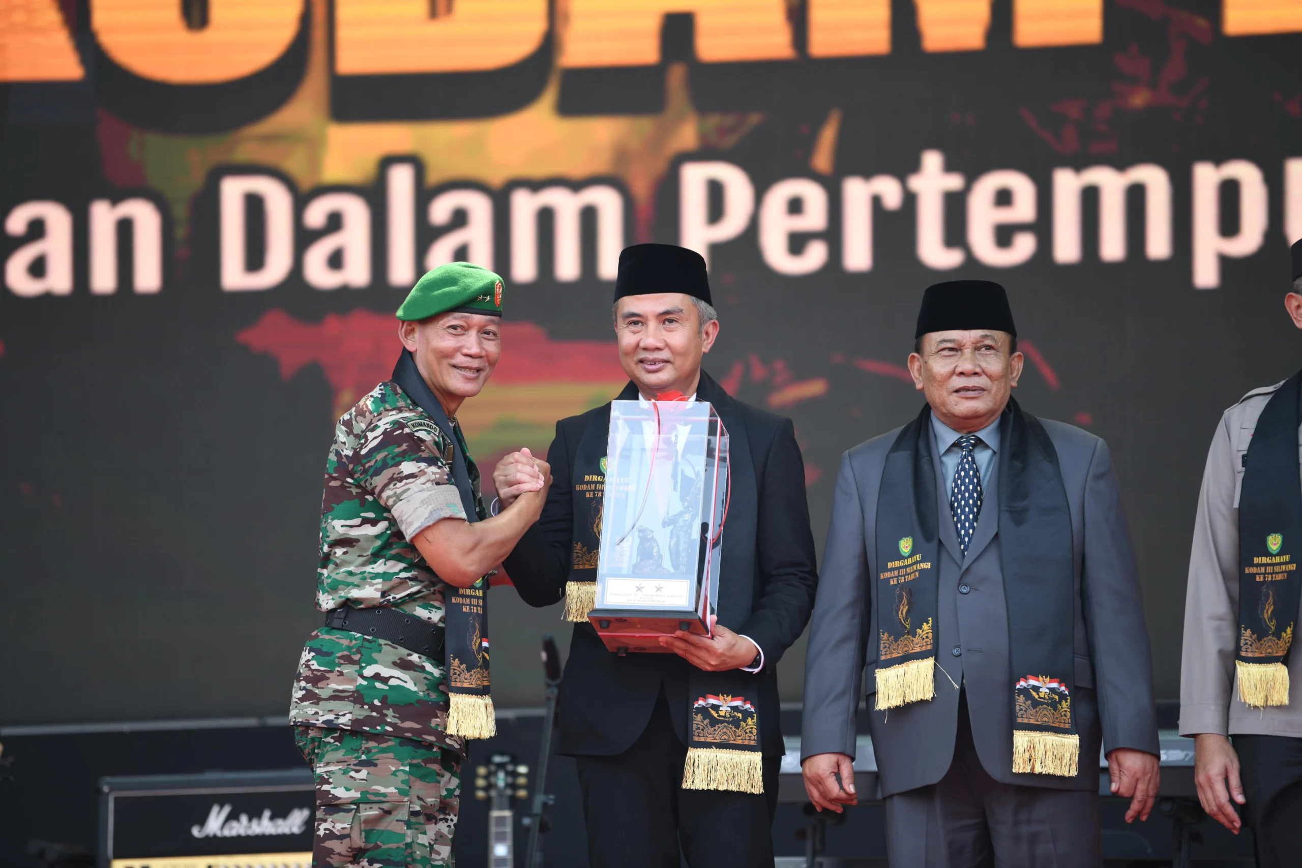 Pj Gubernur Jawa Barat Bey Machmudin menghadiri acara Syukuran HUT Ke-78 Kodam III/Siliwangi di Lapangan Upacara Makodam III/Siliwangi, Kota Bandung, Selasa (21/5/2024). (Foto: Rizal Fs/Biro Adpim Jabar)