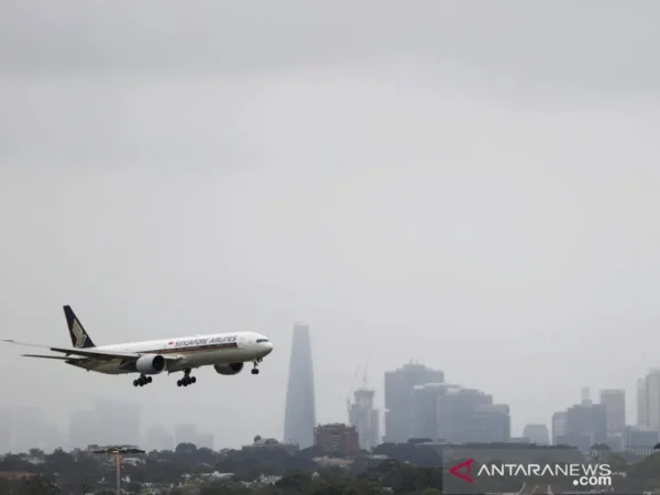 Arsip - Pesawar Singapore Airlines tiba dari Singapura mendarat di terminal internasional Bandara Sydney, saat sejumlah negara memberi reaksi atas varian baru virus corona Omicron ditengah pandemi COVID-19, di Sydney, Australia, Selasa (30/11/2021). ANTARA FOTO/REUTERS/Loren Elliott/RWA/djo
