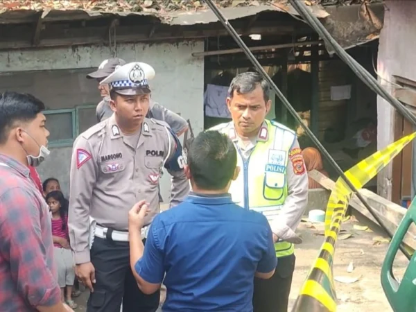 Polisi saat mendatangi TKP kecelakaan. Foto : Sandika Fadilah /Jabarekspres.com