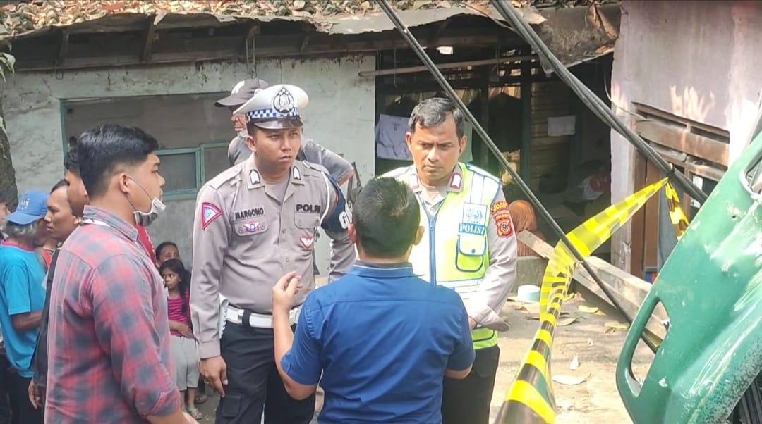 Polisi saat mendatangi TKP kecelakaan. Foto : Sandika Fadilah /Jabarekspres.com