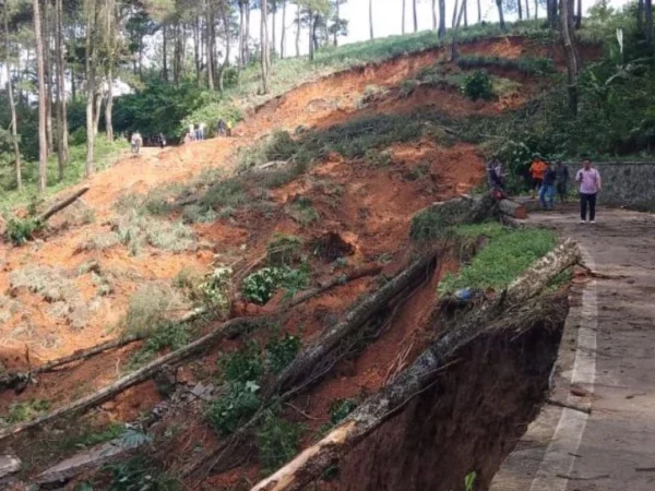 Jalan alternatif penghubung Kecamatan Gununghalu-Cianjur putus akibat tergerus longsor. Dok istimewa