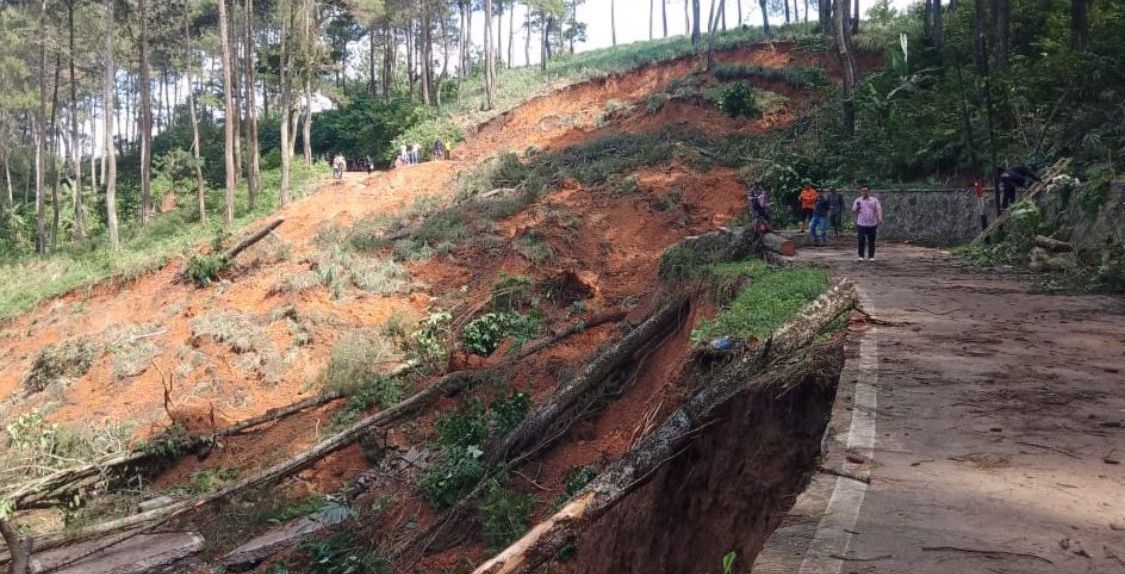 Jalan alternatif penghubung Kecamatan Gununghalu-Cianjur putus akibat tergerus longsor. Dok istimewa