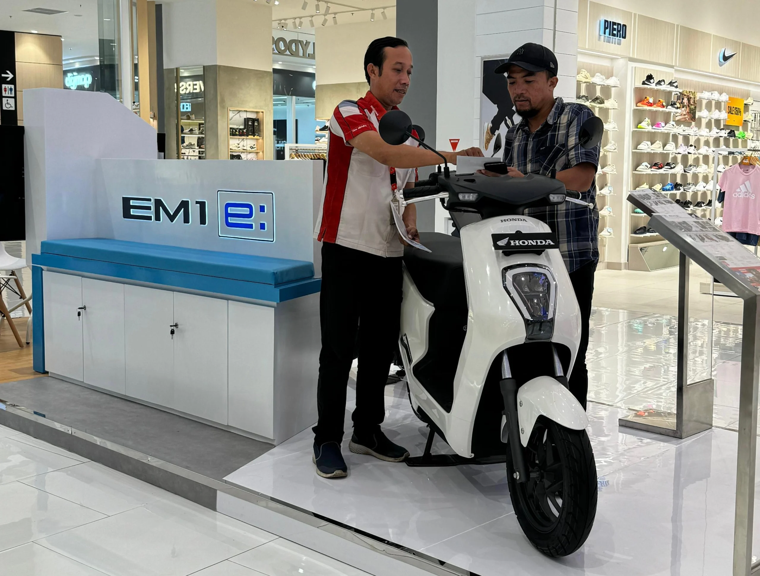 Motor Listrik Honda Hadir di AEON Mall Deltamas