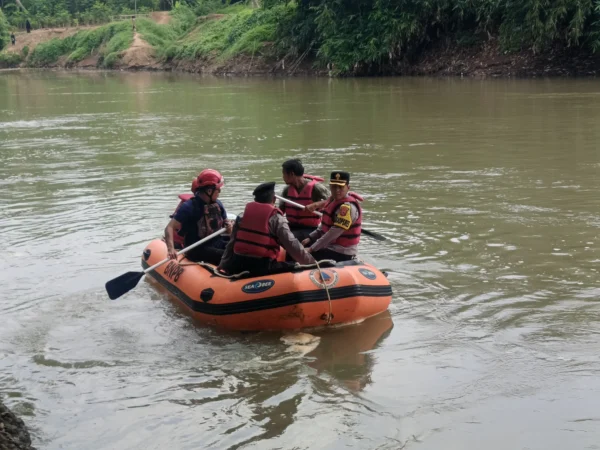 Wakapolres Banjar Kompol Dani Prasetya (kanan) ikut melakukan pencarian korban tenggelam di Sungai Citanduy, Rabu 22 Mei 2024. (Cecep Herdi/Jabar Ekspres)