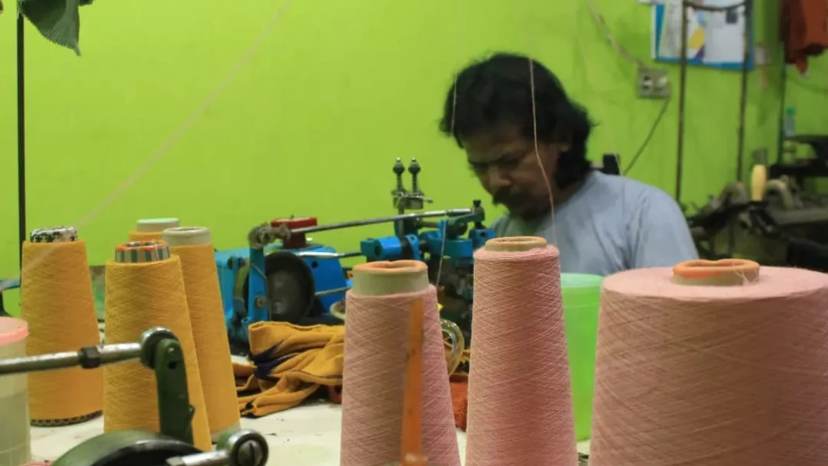 Ilustrasi pelaku UMKM di Kota Bandung tengah memproduksi kain rajut.