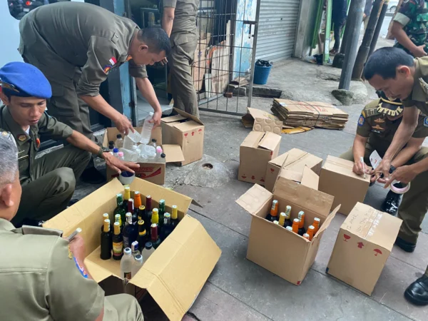 Aparat gabungan berhasil menyita ratusan minuman keras dan obat-obatan terlarang dari sejumlah toko di Kota Bandung, Selasa (22/5).
