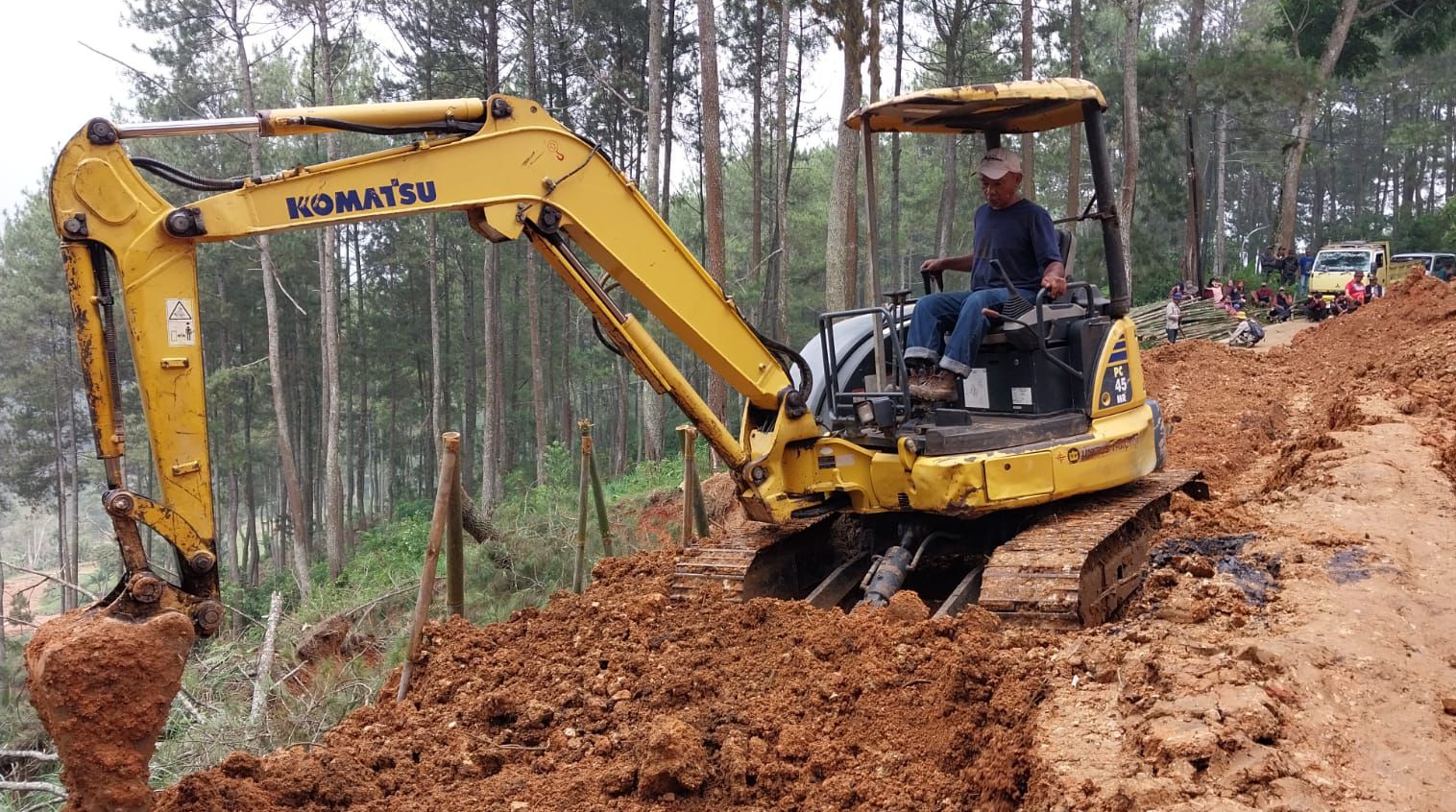 Alat berat excavator mini saat menyingkirkan material longsor yang menutup jalan di Kampung Tugu, Desa Sindangkaya, Kecamatan Gununghalu, KBB. Jumat (24/5). Dok istimewa