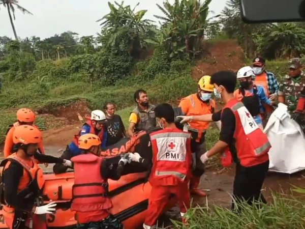 Mayat Nazril korban tenggelam di Sungai Citanduy dievakuasi oleh tim dari Bendungan Dobo, Kota Banjar, Jawa Barat, Jumat 24 Mei 2024. (Cecep Herdi/Jabar Ekspres)