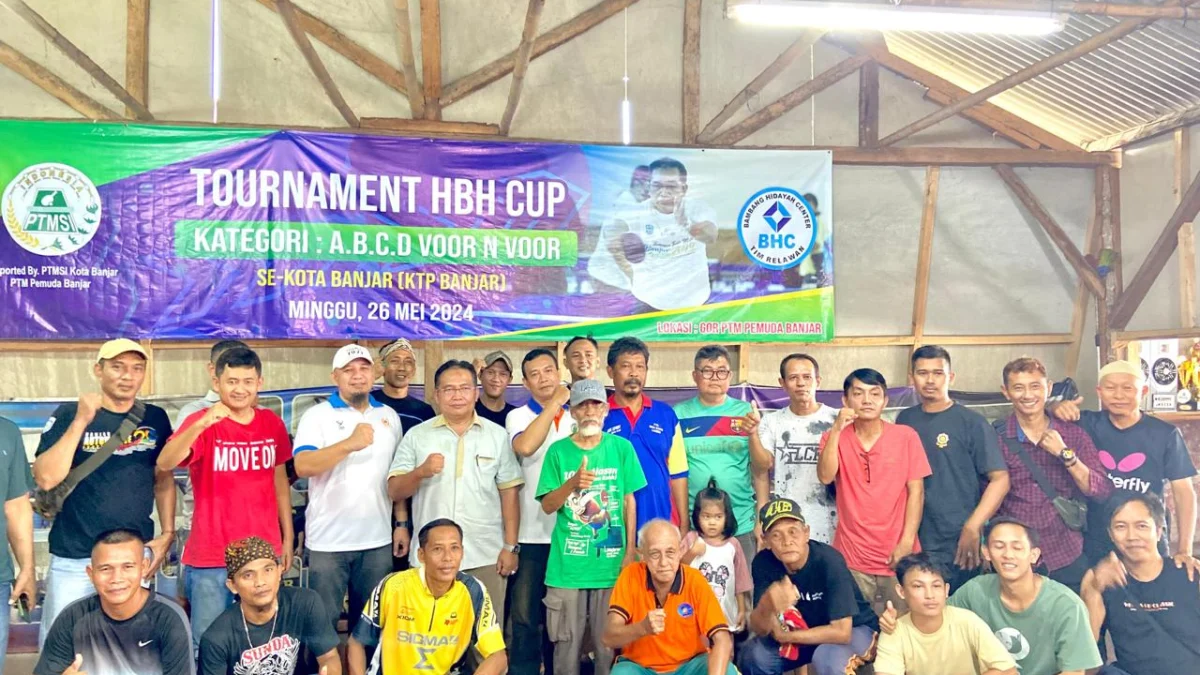 Peserta tenis meja Bambang Hidayah CUP berfoto bersama sebelum turnamen di laksanakan, di Kota Banjar Jawa Barat. (Cecep Herdi/Jabar Ekspres)