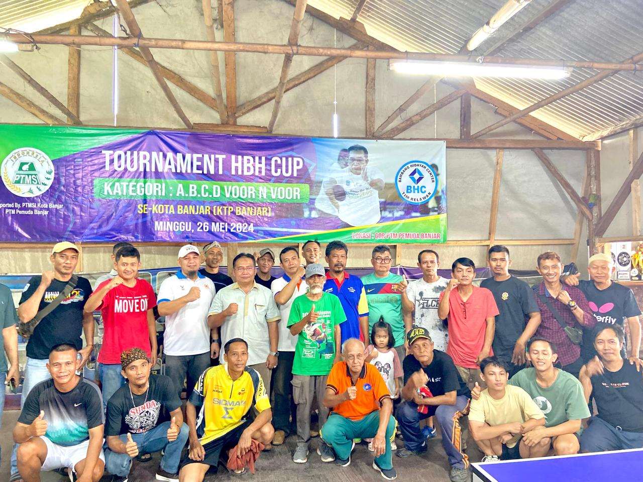 Peserta tenis meja Bambang Hidayah CUP berfoto bersama sebelum turnamen di laksanakan, di Kota Banjar Jawa Barat. (Cecep Herdi/Jabar Ekspres)