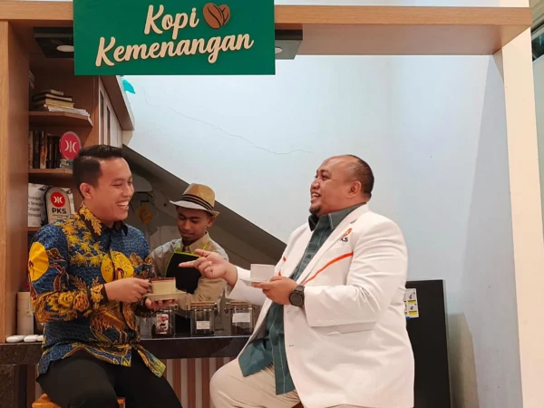 Bacawalkot Bogor, Sendi Fardiansyah bersama Atang Trisnanto saat ngopi bareng di kantor DPD PKS Kota Bogor. (Yudha Prananda / Jabar Ekspres)